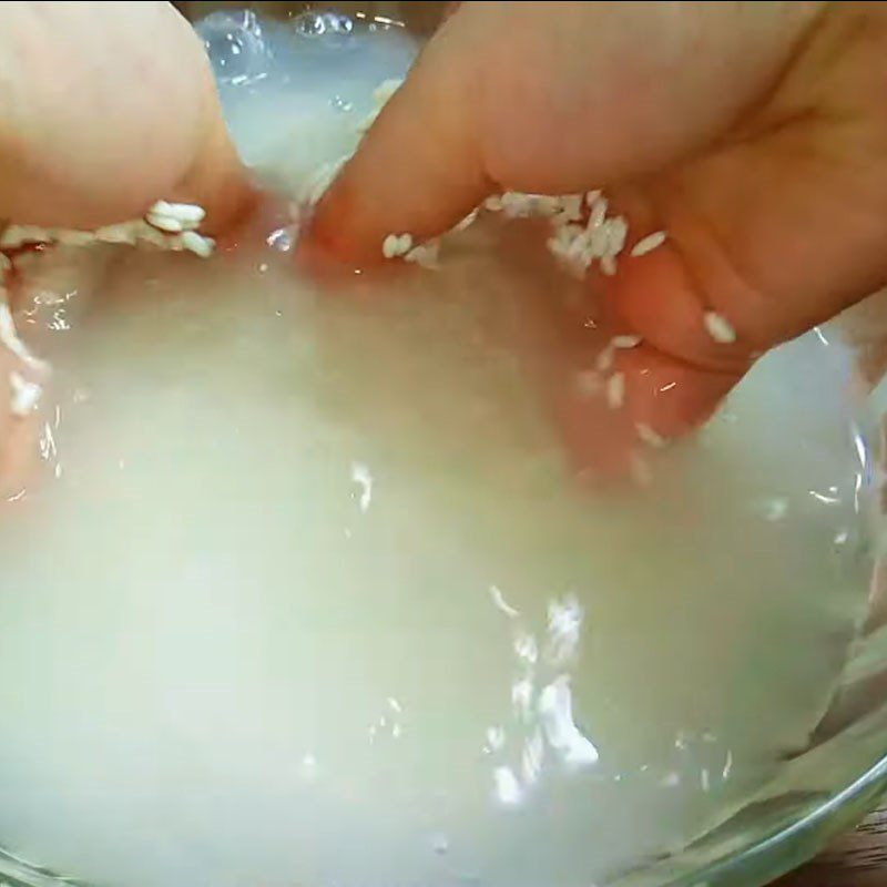 Step 1 Soak sticky rice with spicy ribs