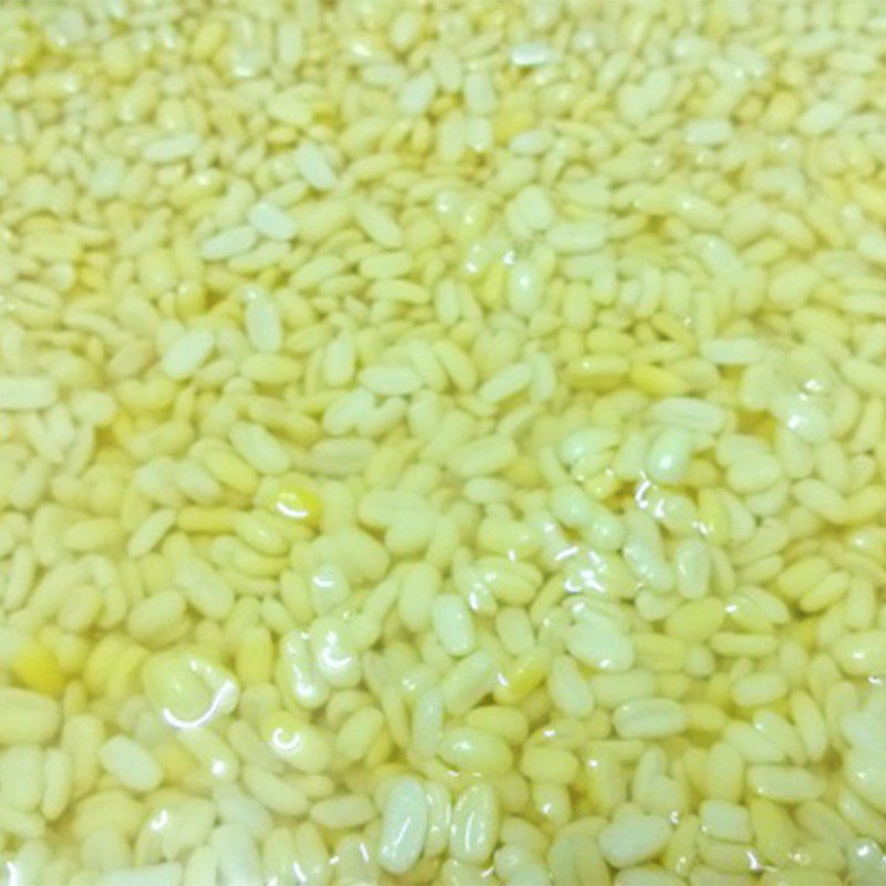 Step 1 Soak sticky rice and mung beans Bánh chưng cốm