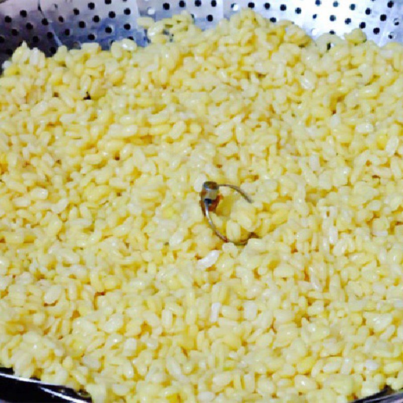 Step 1 Soak sticky rice and mung beans for green sticky rice cake