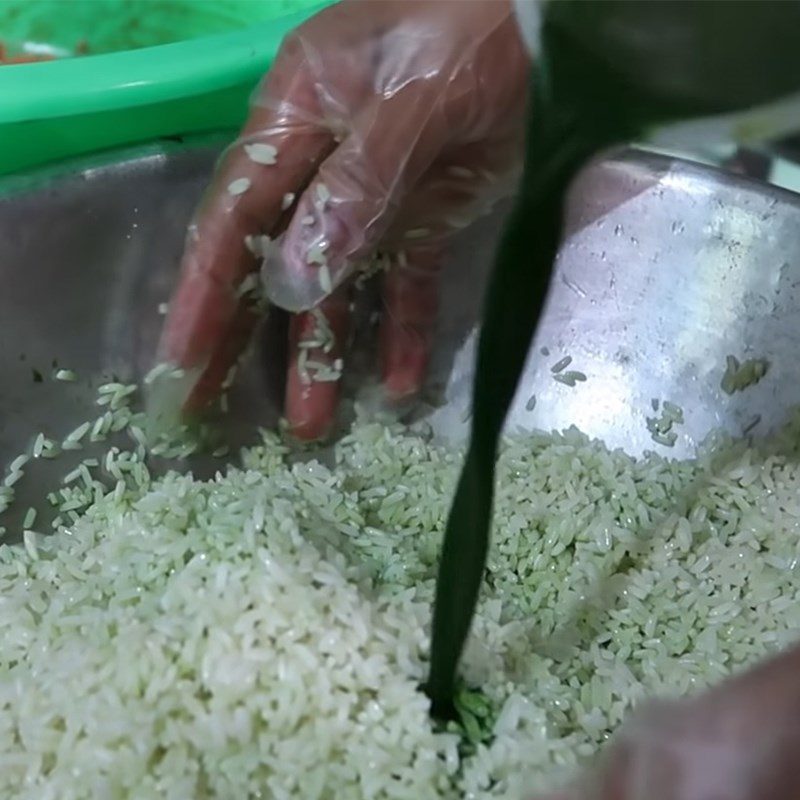 Step 2 Soak sticky rice and mung beans for five-color Banh Chung