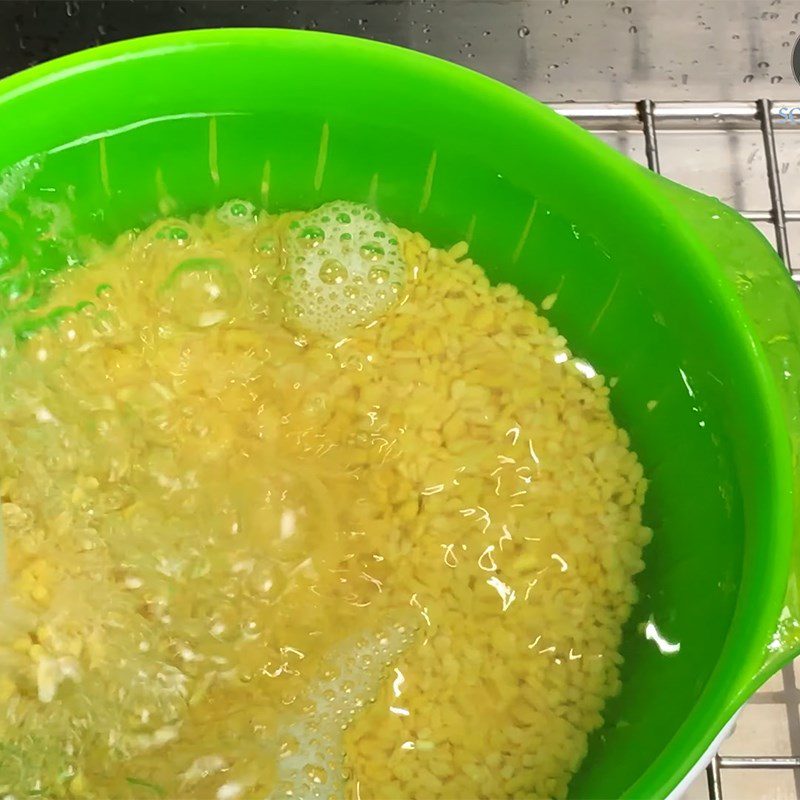 Step 2 Soak sticky rice and mung beans for five-color Banh Chung