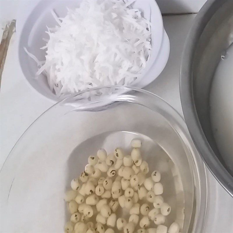 Step 1 Soak the sticky rice and lotus seeds Coconut Sticky Rice with Lotus Seeds