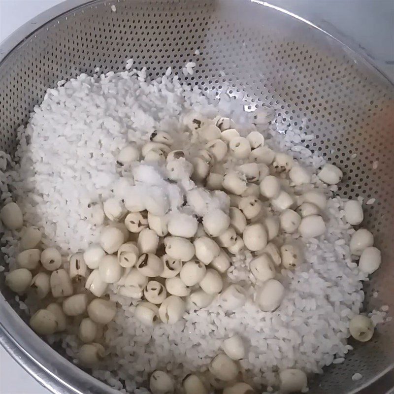 Step 1 Soak the sticky rice and lotus seeds Coconut Sticky Rice with Lotus Seeds