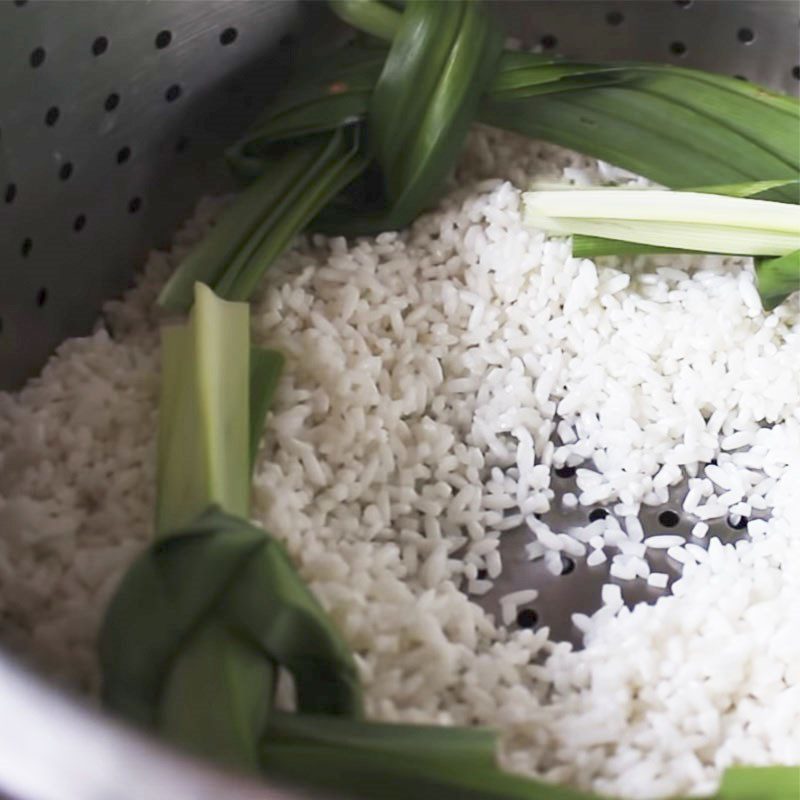 Step 1 Soak the sticky rice and cook the bee's sticky rice with palm sugar