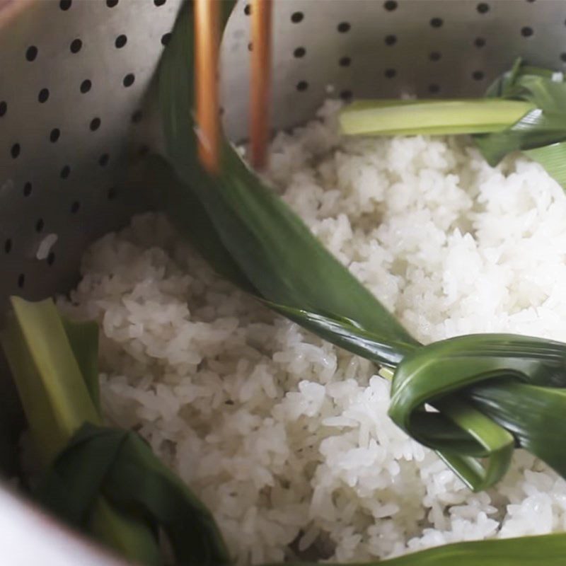 Step 1 Soak the sticky rice and cook the bee's sticky rice with palm sugar