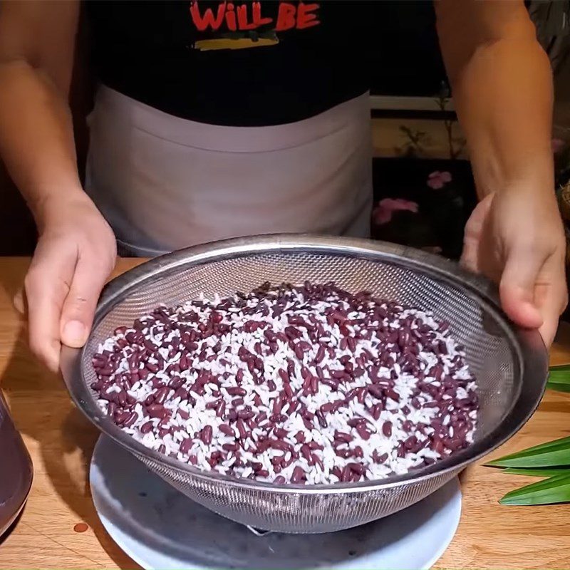 Step 2 Soak the Glutinous Rice and Mix with the Beans for Red Bean Sticky Rice with a Rice Cooker