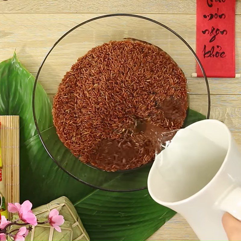 Step 1 Soak the ingredients for Brown Rice Sticky Cake