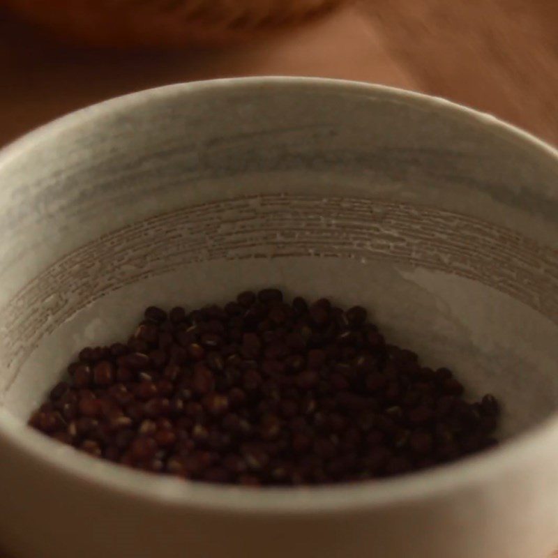 Step 1 Soak the ingredients for Red Bean and Lotus Seed Dessert