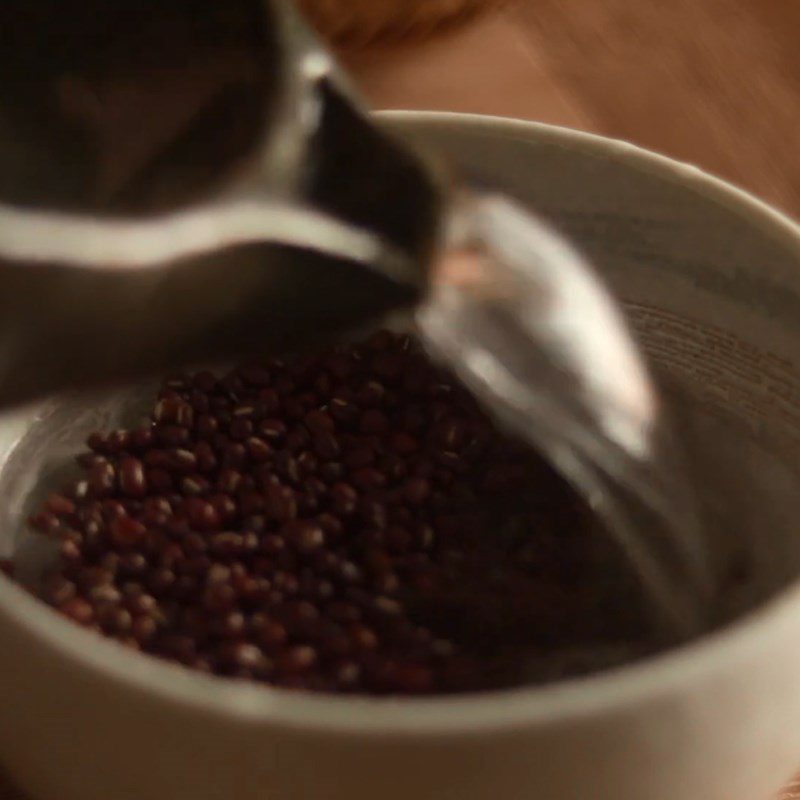 Step 1 Soak the ingredients for Red Bean and Lotus Seed Dessert