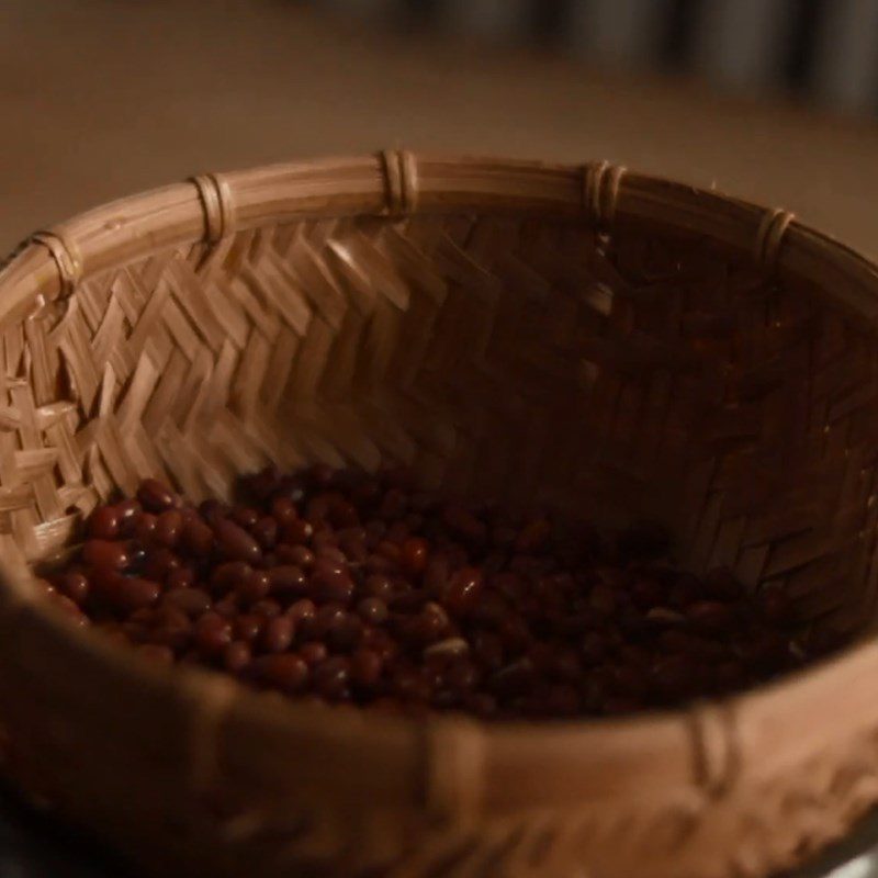 Step 1 Soak the ingredients for Red Bean and Lotus Seed Dessert