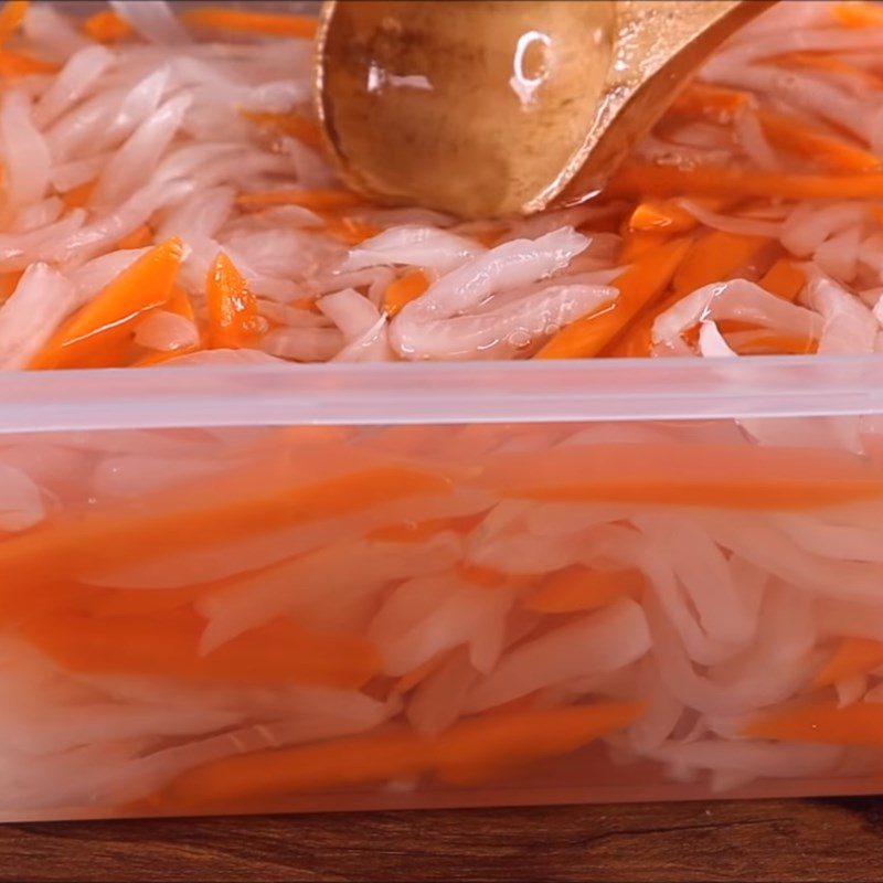 Step 5 Soak the ingredients with the sweet and sour radish vinegar mixture
