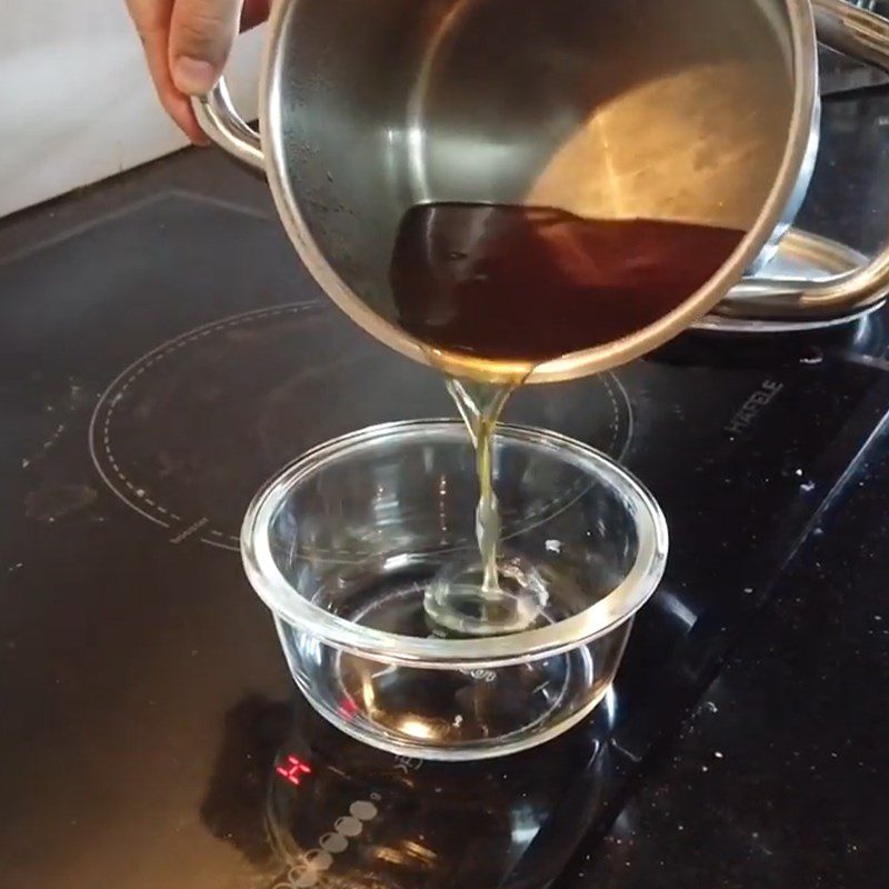 Step 3 Soak aloe vera and boil sugar water Honey lemon tea with aloe vera