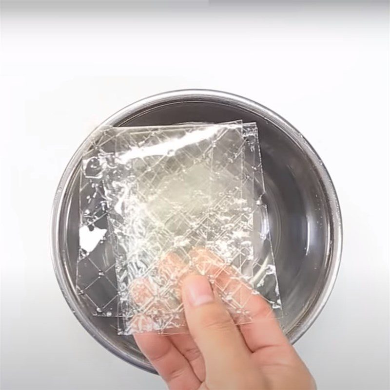 Step 1 Soak gelatin for 2-layer chocolate gummy candy