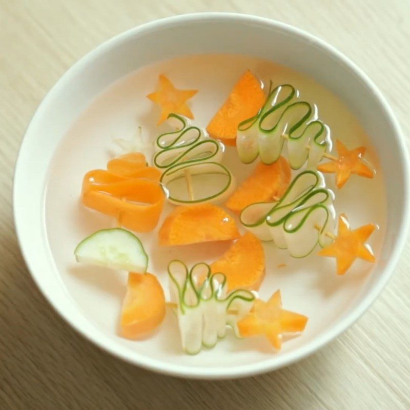 Step 3 Soak the Christmas tree shape made from cucumber and carrot