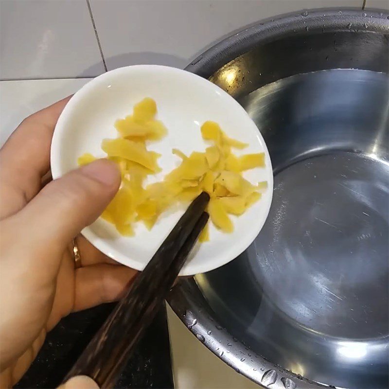 Step 2 Soak the seaweed Seaweed Soup with Pork Ribs