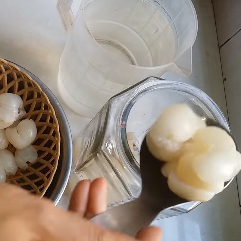 Step 3 Soak the lychee in wine Lychee wine