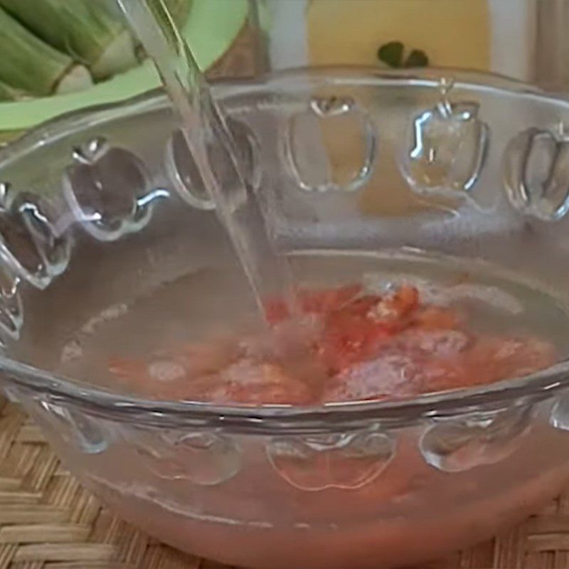 Step 1 Soak dried shrimp and prepare the sauce for stir-fried okra with dried shrimp