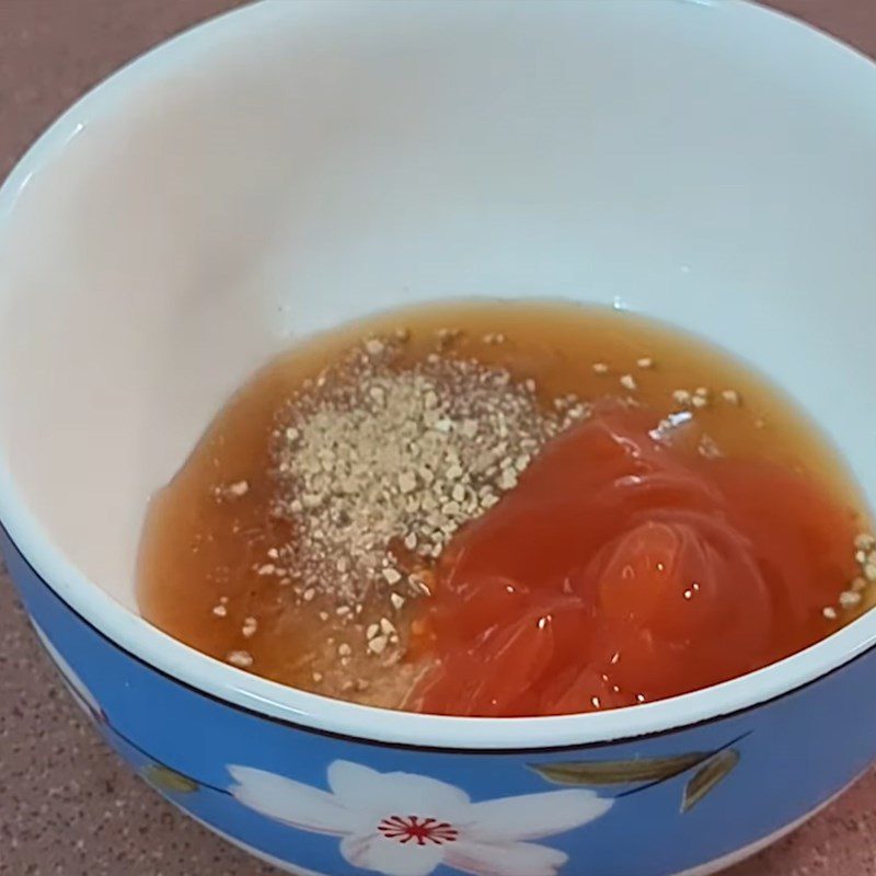 Step 1 Soak dried shrimp and prepare the sauce for stir-fried okra with dried shrimp