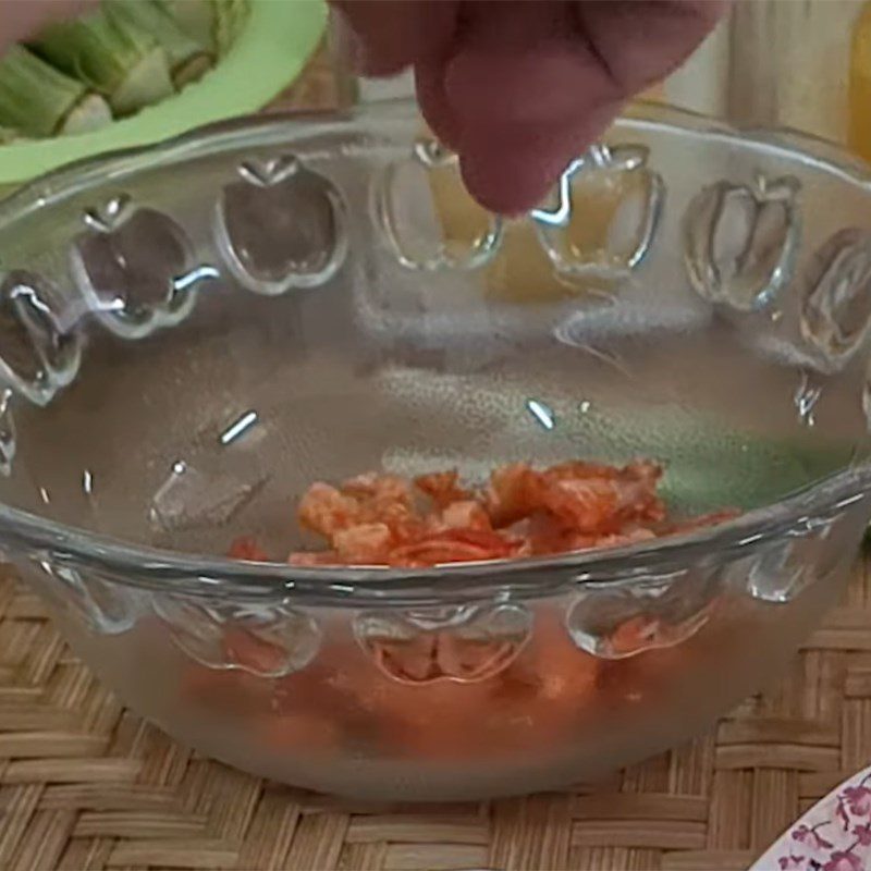 Step 1 Soak dried shrimp and prepare the sauce for stir-fried okra with dried shrimp