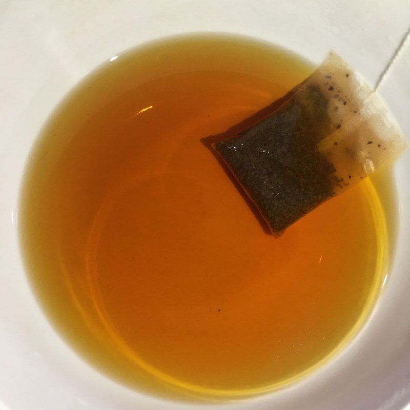 Step 2 Soak tea with calamondin, lemongrass, and butterfly pea flowers