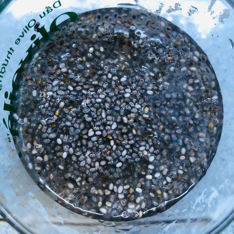 Step 2 Soak tea and chia seeds Passion fruit tea - chia seeds