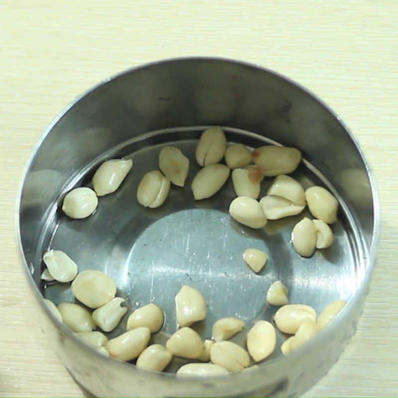 Step 4 Soaking and grinding the peanuts for steamed stuffed squid