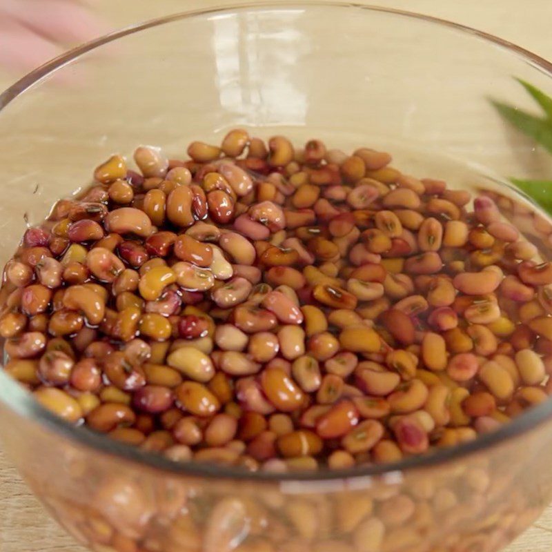 Step 1 Soak and boil red beans for red bean dessert with grass jelly and coconut milk