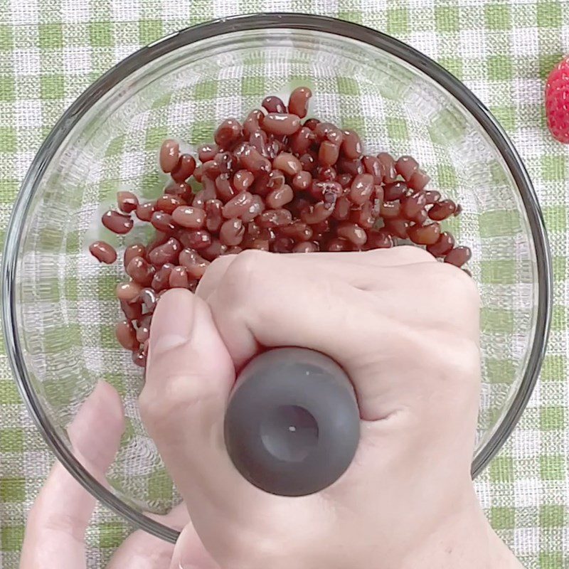 Step 2 Soak and boil red beans for strawberry red bean Mochi