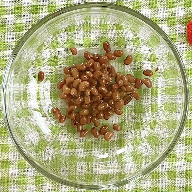 Step 2 Soak and boil red beans for strawberry red bean Mochi