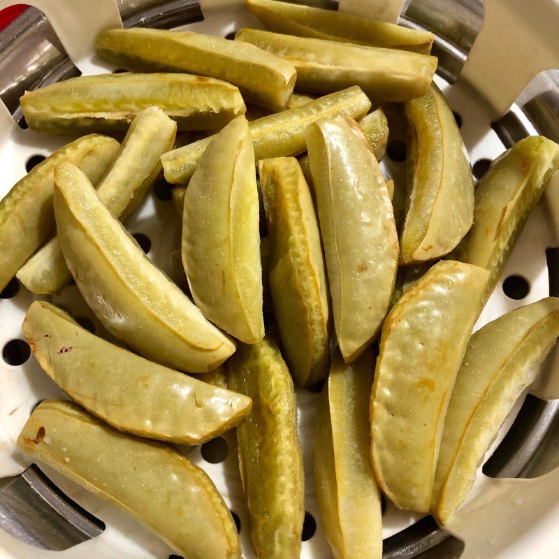 Step 2 Soak and blanch the starfruit for making starfruit jam