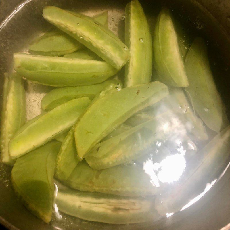 Step 2 Soak and blanch the starfruit for making starfruit jam