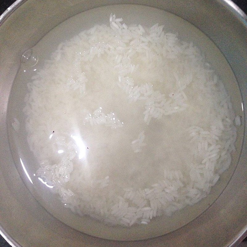 Step 1 Soak and grind the rice Rice flour