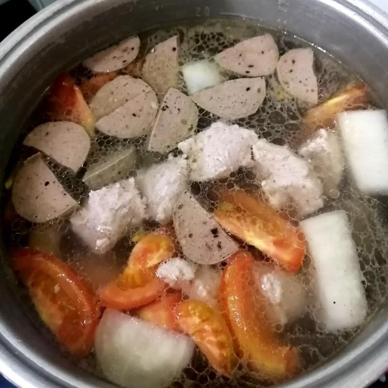 Step 3 Cooking the broth for beef meatballs