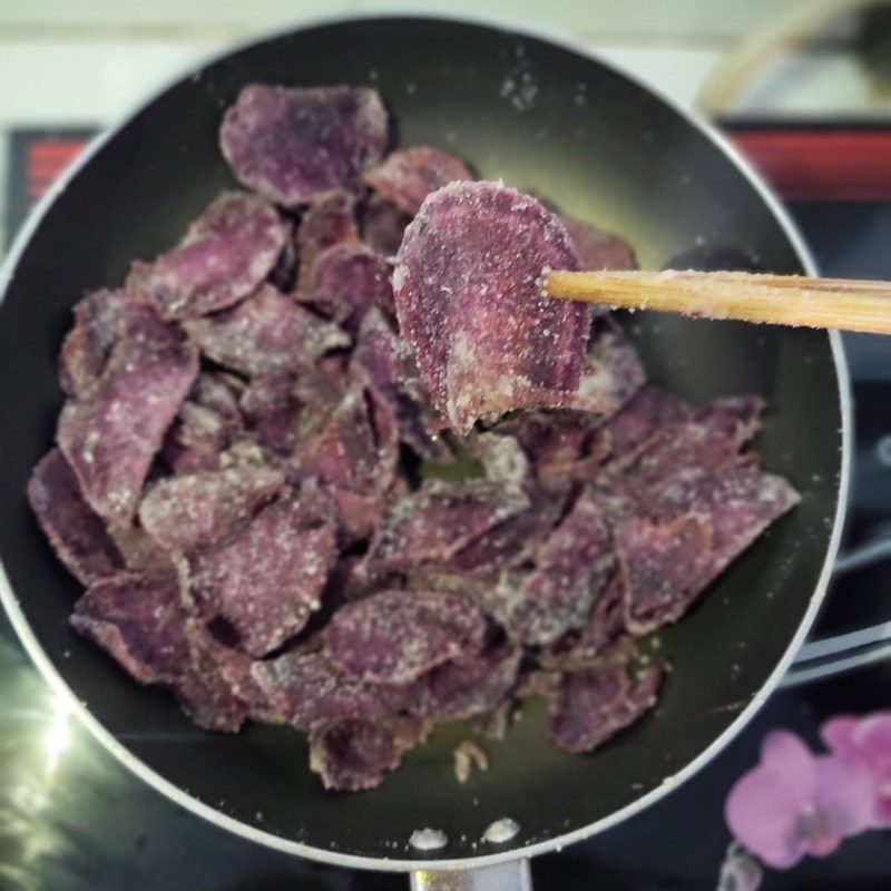 Step 3 Coating with sugar Sweet potatoes coated with sugar