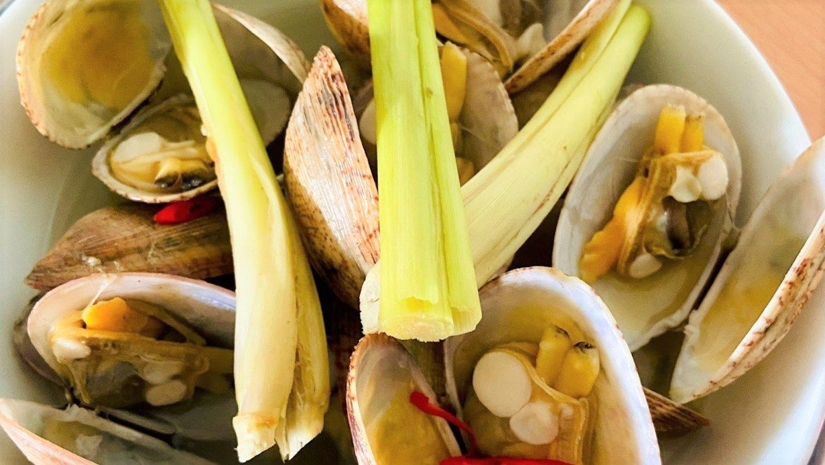 Steamed clams with lemongrass