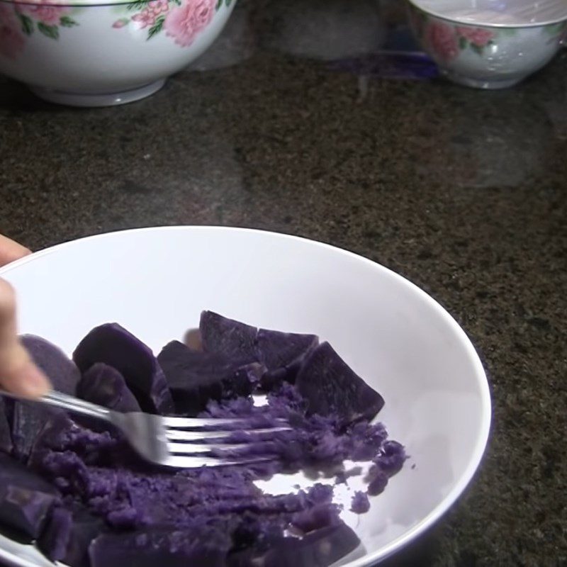 Step 2 Mashing sweet potatoes Purple sweet potato cake