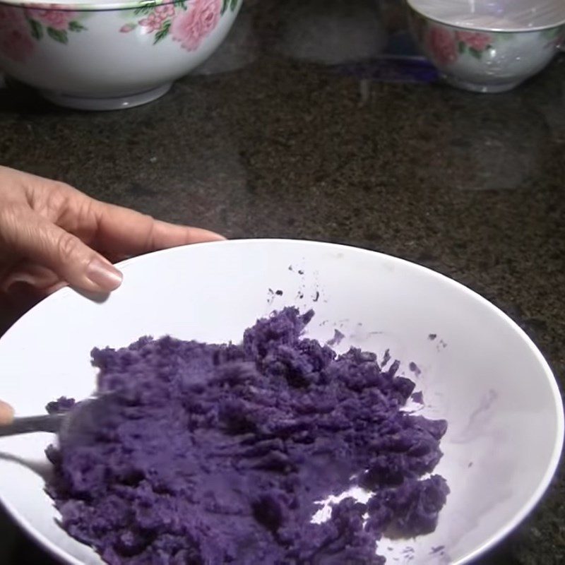 Step 2 Mashing sweet potatoes Purple sweet potato cake