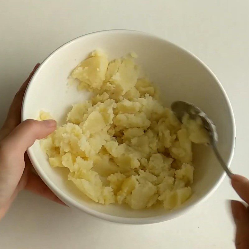 Step 3 Mash potatoes and eggs Mashed potatoes with mayonnaise