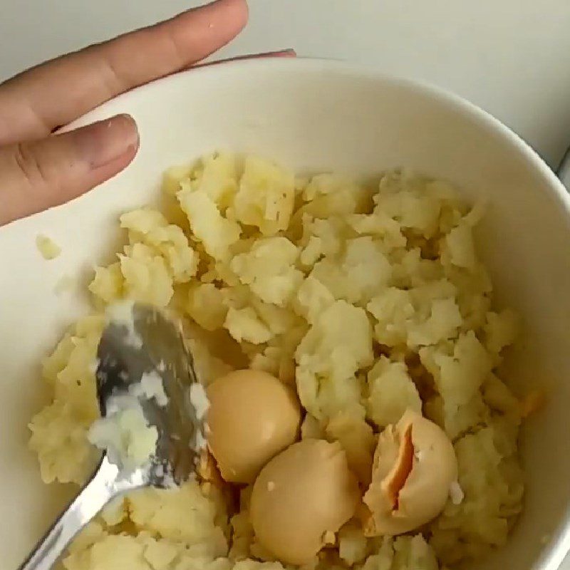 Step 3 Mash potatoes and eggs Mashed potatoes with mayonnaise