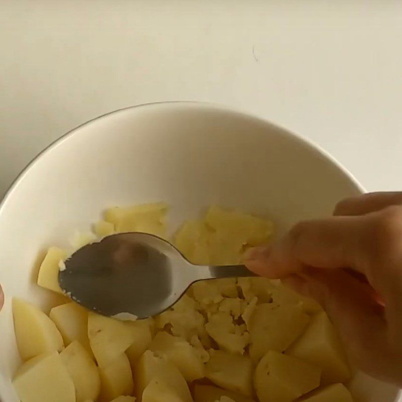 Step 3 Mash potatoes and eggs Mashed potatoes with mayonnaise