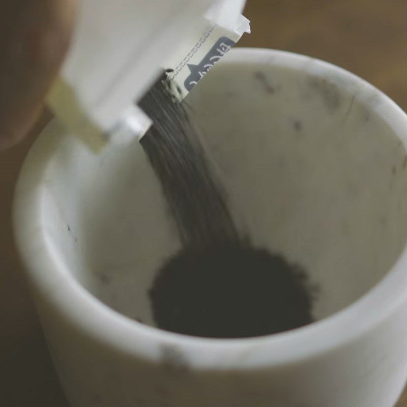 Step 1 Grind the black sesame Cashew Black Sesame Ice Cream