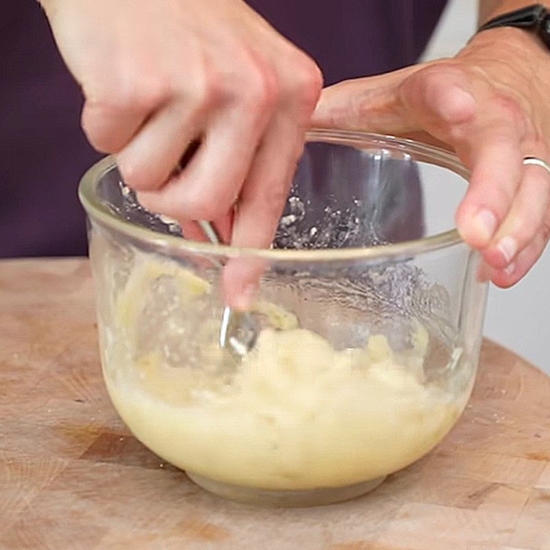 Step 1 Mash the bananas Banana chocolate cake baked in the microwave