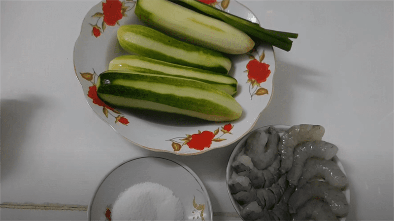 Ingredients for cucumber soup with pork bones, stuffed with meat and shrimp