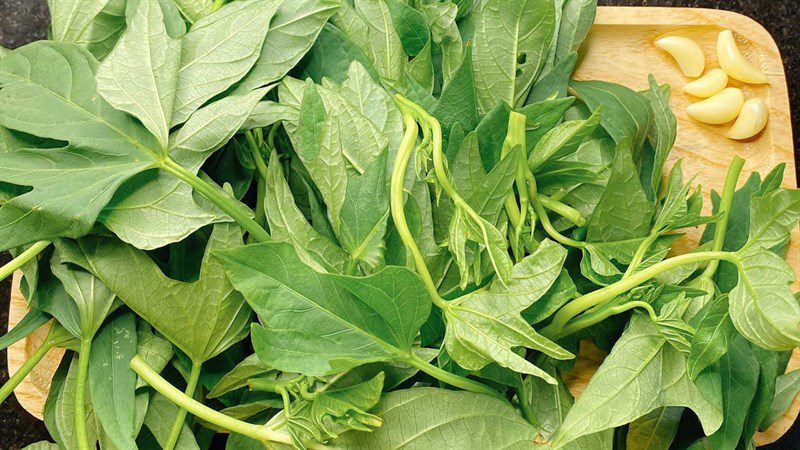 Ingredients for water spinach soup with garlic