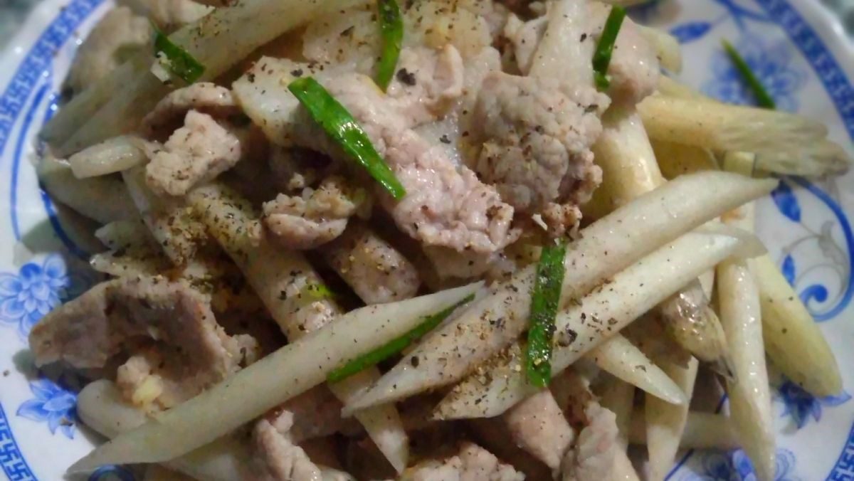 Fried lotus stem with pork