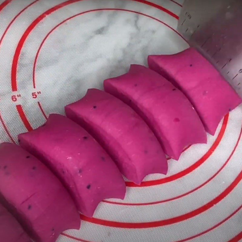 Step 5 Kneading and dividing the dough for dragon fruit buns