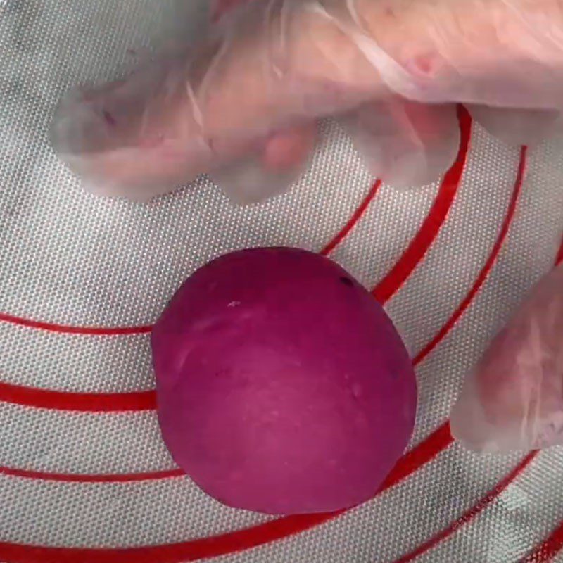 Step 5 Kneading and dividing the dough for dragon fruit buns