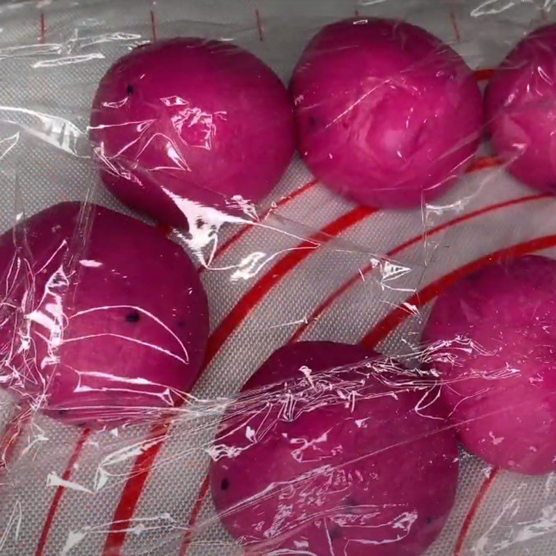 Step 5 Kneading and dividing the dough for dragon fruit buns