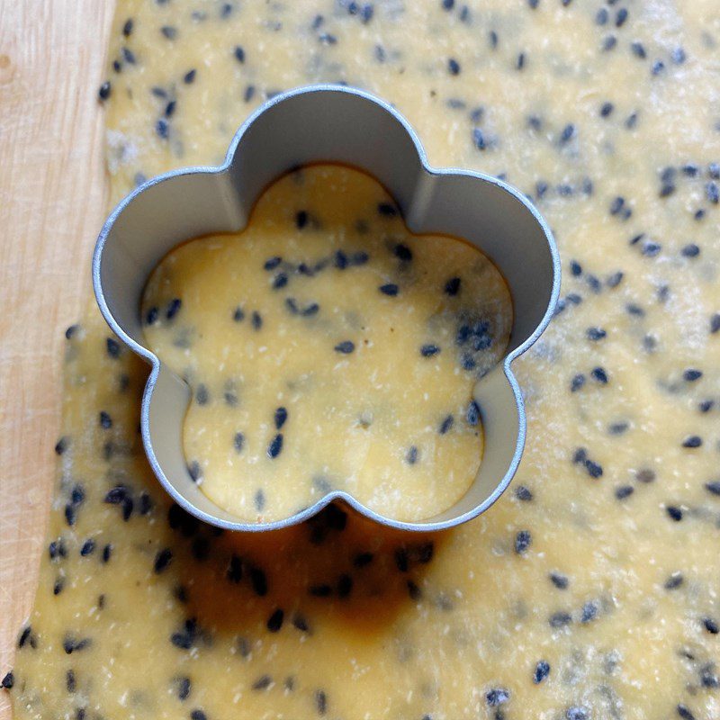 Step 2 Knead the dough for black sesame cookies