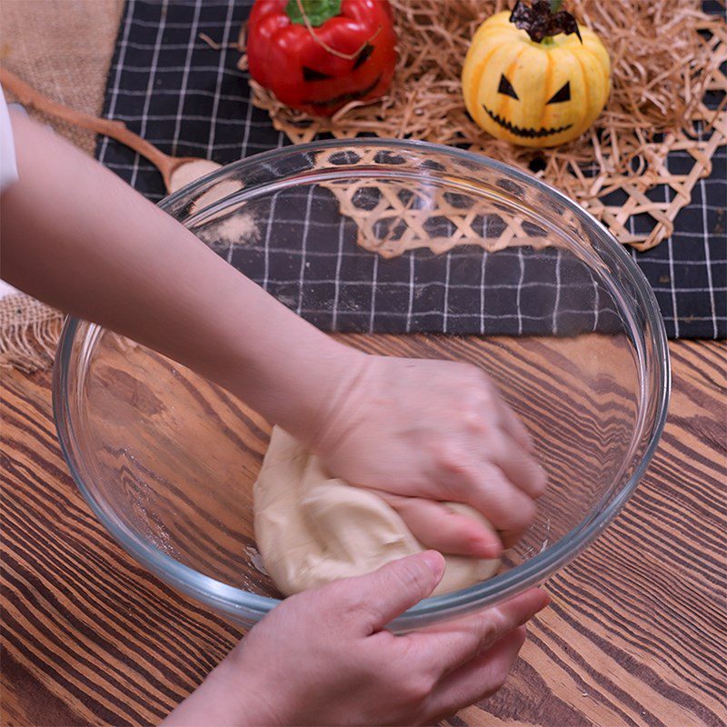 Step 1 Knead the marinated sausage dough